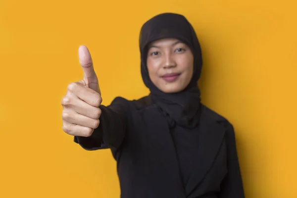 Asiático Mulher Negócios Vestindo Hijab Com Mão Polegares Para Cima — Fotografia de Stock