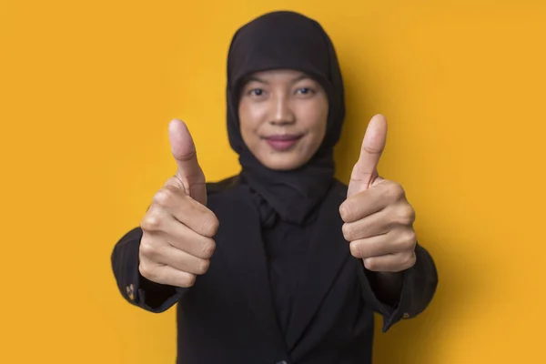 Asiatique Femme Affaires Portant Hijab Avec Les Pouces Main Vers — Photo