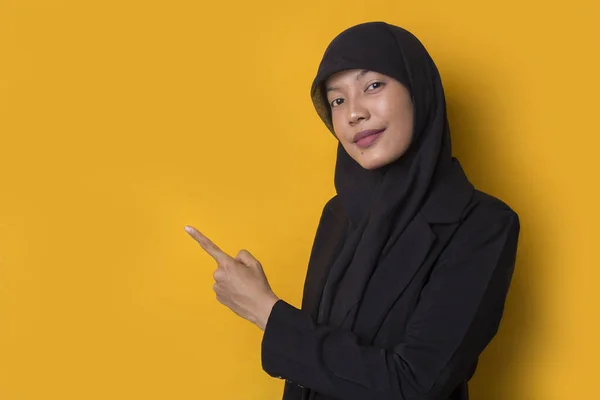 Ung Asiatisk Forretningskvinne Med Hijab Gul Bakgrunn Smiler Selvsikkert Med – stockfoto