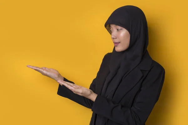 Ung Asiatisk Affärskvinna Bär Hijab Gul Bakgrund Leende Säker Pekar — Stockfoto