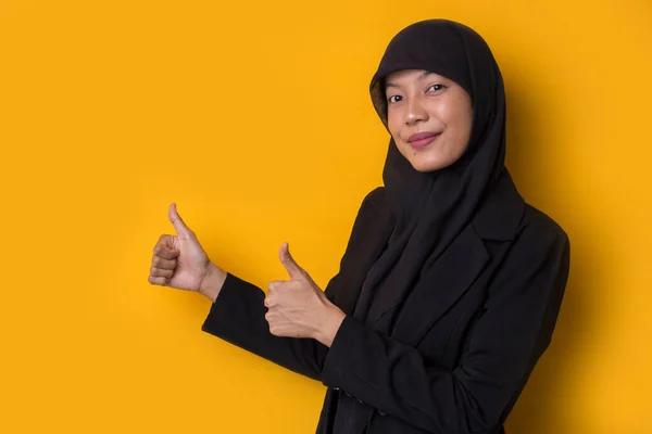 Jonge Aziatische Zakenvrouw Draagt Hijab Gele Achtergrond Glimlachend Zelfverzekerd Wijzend — Stockfoto