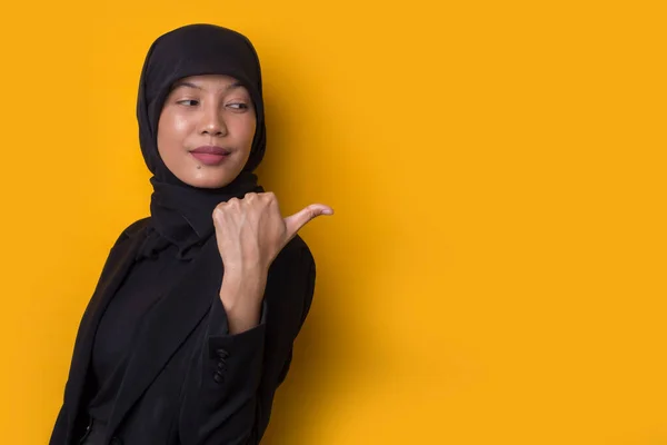 Młoda Azjatycka Bizneswoman Nosząca Hidżab Żółtym Tle Uśmiechnięta Pewnie Wytykająca — Zdjęcie stockowe