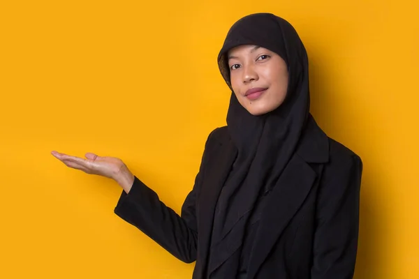 Joven Mujer Negocios Asiática Usando Hijab Sobre Fondo Amarillo Sonriendo —  Fotos de Stock