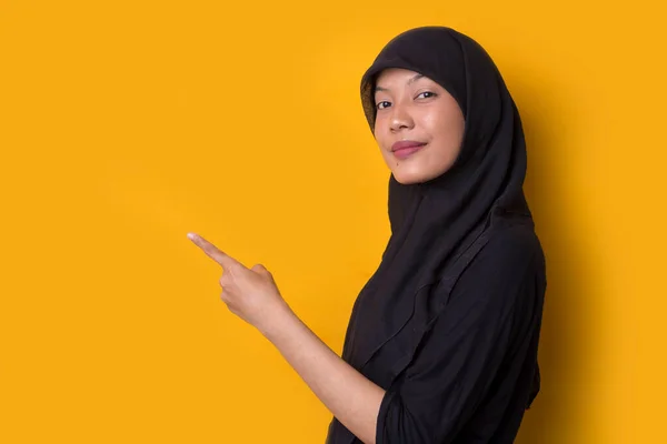 Die Junge Asiatische Geschäftsfrau Hijab Auf Gelbem Hintergrund Lächelt Selbstbewusst — Stockfoto