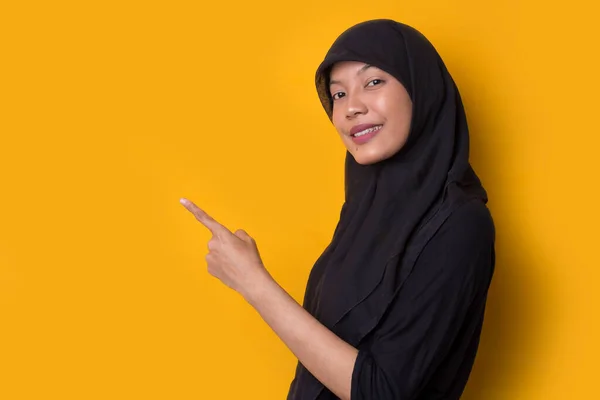 Jonge Aziatische Zakenvrouw Draagt Hijab Gele Achtergrond Glimlachend Zelfverzekerd Wijzend — Stockfoto