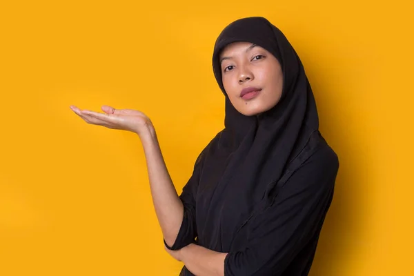 Joven Mujer Negocios Asiática Usando Hijab Sobre Fondo Amarillo Sonriendo —  Fotos de Stock