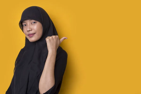 Jeune Femme Affaires Asiatique Portant Hijab Sur Fond Jaune Souriant — Photo