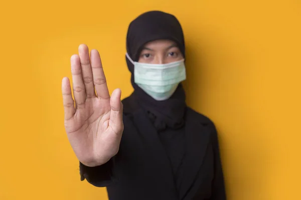 漂亮而自信的穆斯林年轻的亚洲商人女人带着医疗防护面罩 以保护感染科罗纳威斯孤立的黄色背景画像 Covid19概念 — 图库照片