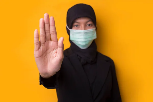 漂亮而自信的穆斯林年轻的亚洲商人女人带着医疗防护面罩 以保护感染科罗纳威斯孤立的黄色背景画像 Covid19概念 — 图库照片