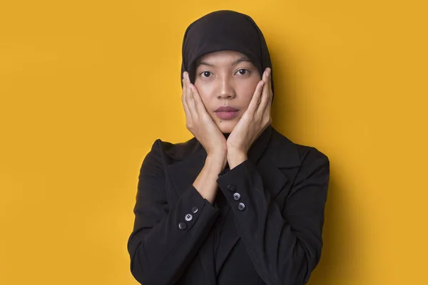 Jeune Femme Asiatique Portant Hijab Sur Fond Jaune Isolé Choqué — Photo