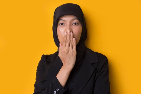 Jeune Femme Asiatique Portant Hijab Sur Fond Jaune Isolé Choqué — Photo