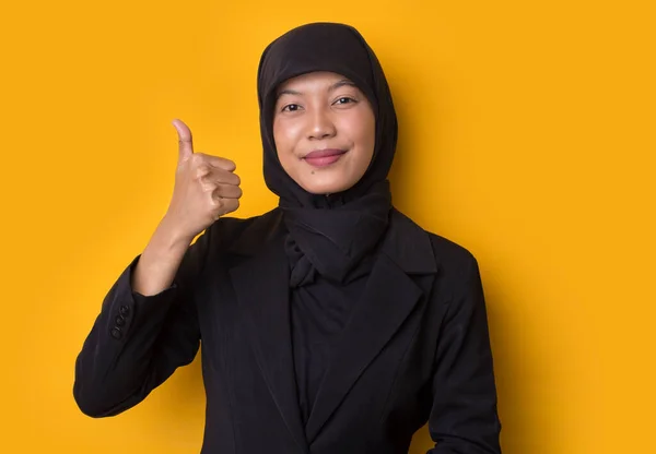 アジアのビジネス女性身に着けていますHijabとともに手親指アップ大丈夫上の黄色の背景 — ストック写真