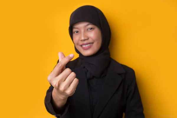 Retrato Asiático Muçulmano Mulher Vestindo Hijab Mostrando Sinal Coração Isolado — Fotografia de Stock
