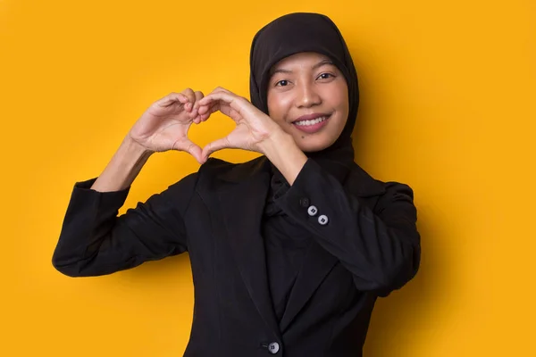 Portret Aziatische Moslim Vrouw Dragen Hijab Tonen Hart Teken Geïsoleerd — Stockfoto