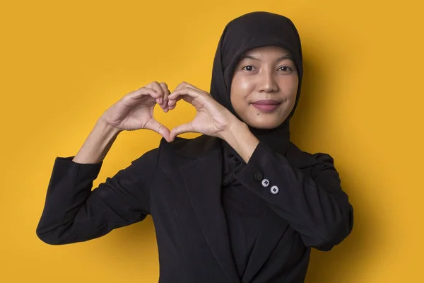Portret Azjatyckiej Muzułmanki Noszącej Hidżab Pokazujący Oznaki Serca Odizolowane Żółtym — Zdjęcie stockowe