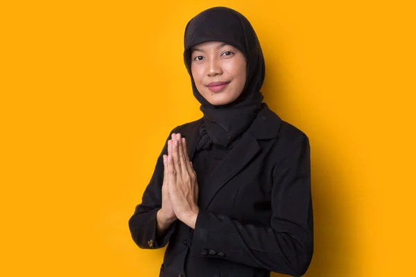 Asiatiske Muslimske Kvinner Ønsker Gjester Velkommen Hvit Bakgrunn – stockfoto