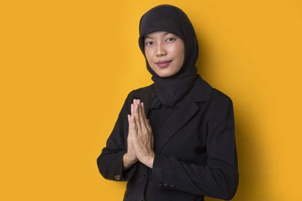 Asiatiske Muslimske Kvinner Ønsker Gjester Velkommen Hvit Bakgrunn – stockfoto