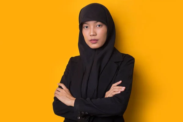 正式な衣装とエレガントな外観を持つアジアのビジネス女性 黄色の背景で — ストック写真