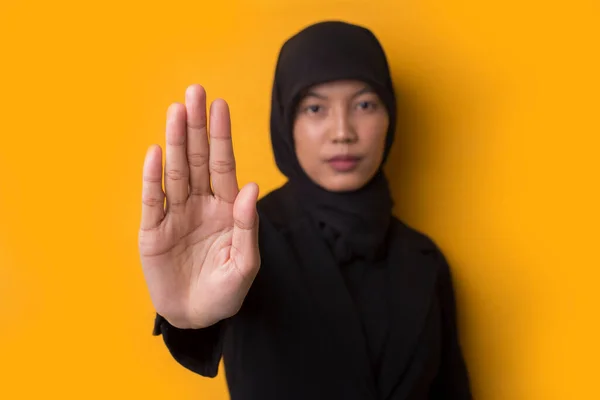 Mujer Asiática Haciendo Stop Gesture Con Mano Aislada Sobre Fondo —  Fotos de Stock