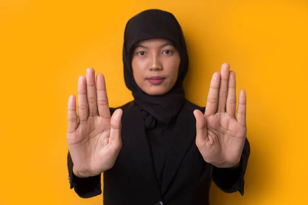 Asiática Mulher Fazendo Parar Gesto Com Mão Isolada Fundo Amarelo — Fotografia de Stock