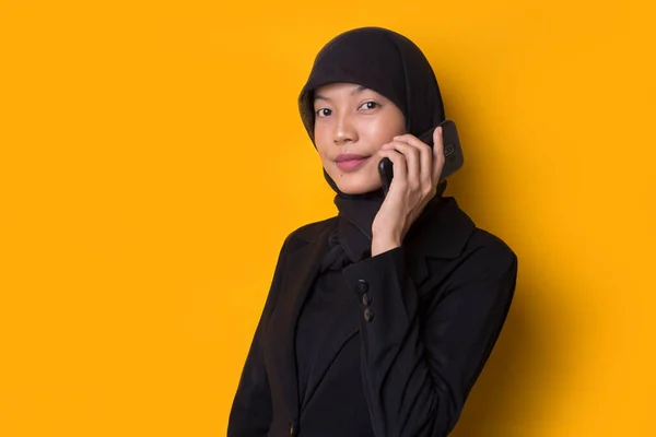 Jovem Asiático Bela Mulher Vestindo Hijab Falando Telefone Fundo Amarelo — Fotografia de Stock