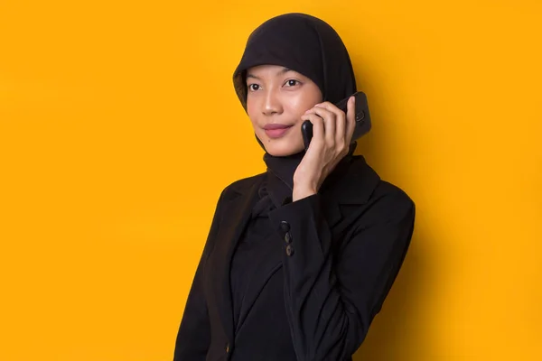 Jovem Asiático Bela Mulher Vestindo Hijab Falando Telefone Fundo Amarelo — Fotografia de Stock