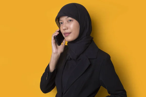 Joven Asiático Hermosa Mujer Usando Hijab Hablando Por Teléfono Amarillo —  Fotos de Stock