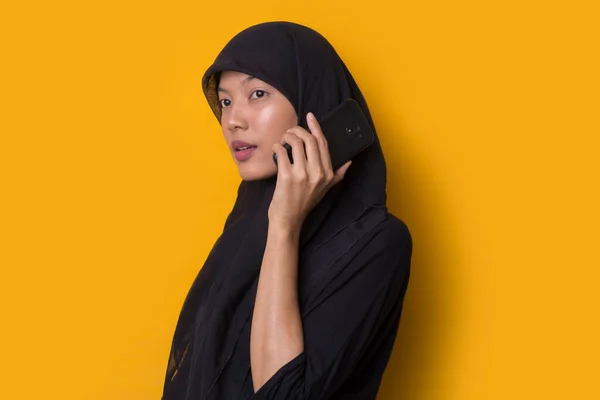 Wanita Bisnis Asia Muda Mengenakan Jilbab Berbicara Telepon Pada Latar — Stok Foto
