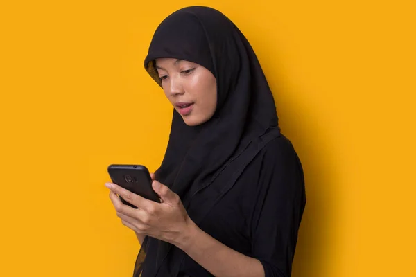 Jonge Aziatische Zakenvrouw Dragen Hijab Spreken Aan Telefoon Gele Achtergrond — Stockfoto