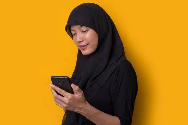 Jonge Aziatische Zakenvrouw Dragen Hijab Spreken Aan Telefoon Gele Achtergrond — Stockfoto