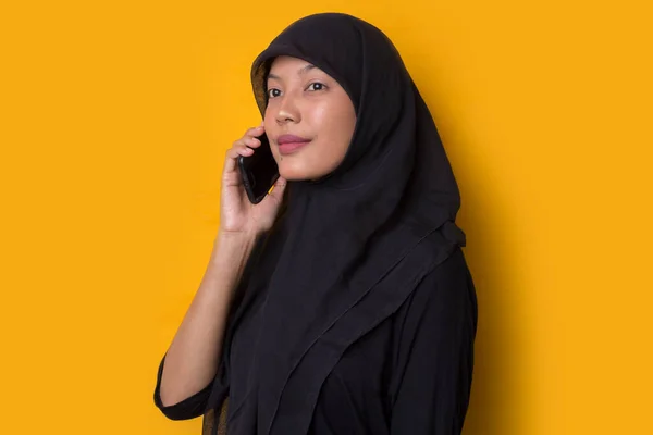 Joven Mujer Negocios Asiática Usando Hijab Hablando Por Teléfono Sobre —  Fotos de Stock