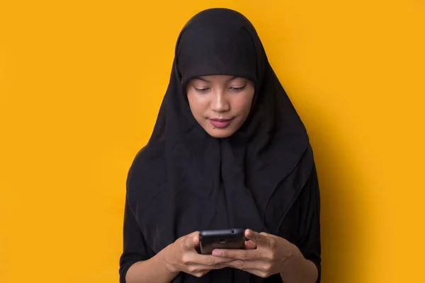年轻的亚洲女商人头戴头巾 带着黄色背景的电话交谈 — 图库照片