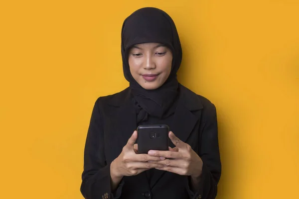 Jonge Aziatische Zakenvrouw Dragen Hijab Spreken Aan Telefoon Gele Achtergrond — Stockfoto