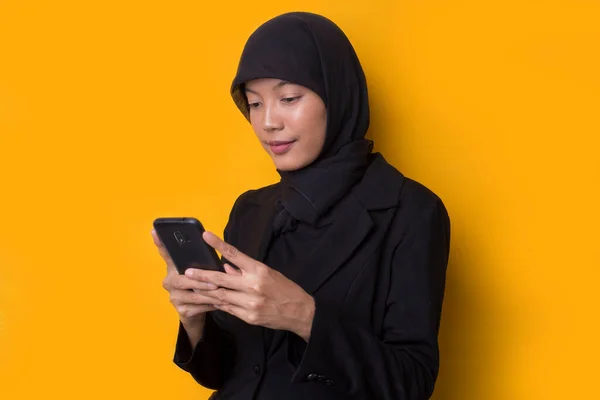 Jonge Aziatische Zakenvrouw Dragen Hijab Spreken Aan Telefoon Gele Achtergrond — Stockfoto