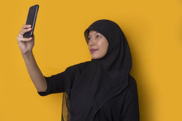 Gelukkige Aziatische Vrouw Hijab Met Mobiele Telefoon Maken Selfie Gele — Stockfoto