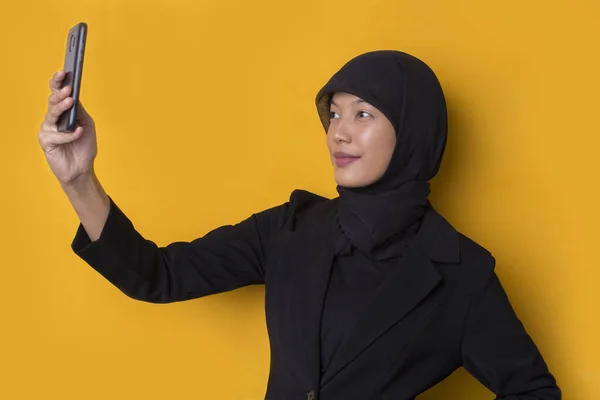 Gelukkige Aziatische Vrouw Hijab Met Mobiele Telefoon Maken Selfie Gele — Stockfoto