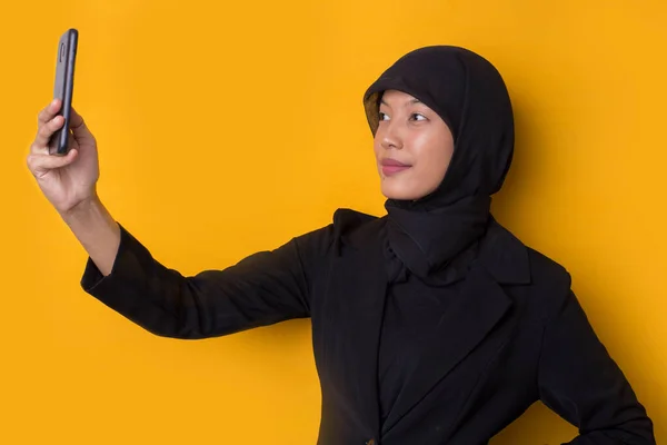 Mulher Asiática Feliz Hijab Com Telefone Celular Fazendo Selfie Fundo — Fotografia de Stock