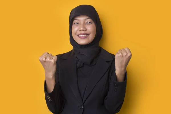 若いアジアのビジネス女性の拳黄色の背景にヒジャーブを着て自信を笑顔 広告のコピースペース — ストック写真