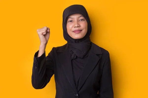 Jovem Asiático Mulher Negócios Punho Vestindo Hijab Fundo Amarelo Sorrindo — Fotografia de Stock