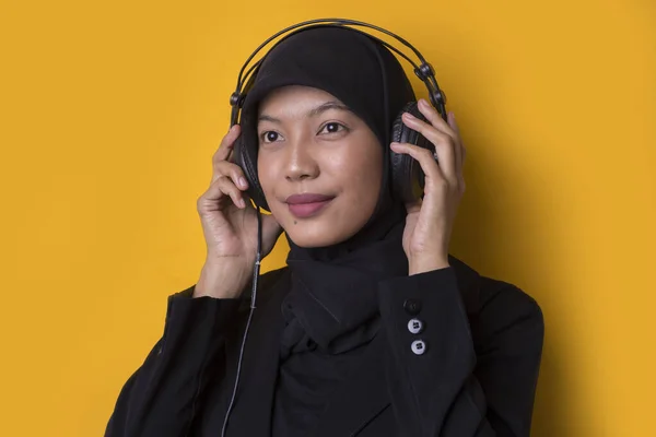 Mulher Muçulmana Asiática Com Hijab Ouvindo Música Fones Ouvido Isolados — Fotografia de Stock