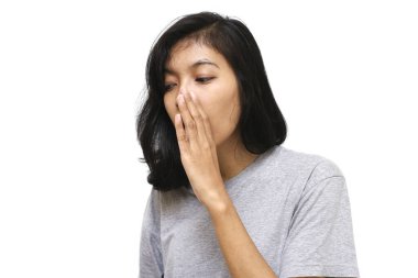 Genç Asyalı bir kadın beyaz arka planda el ele tutuşup gizli söylentiler yayıyor, kötü niyetli konuşmalar fısıldıyor.