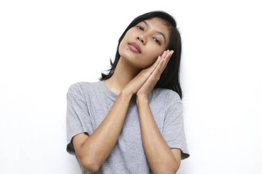 Genç Asyalı kadın ayakta ve uykusunda yorgun düşler görüyor. Uyuyormuş gibi yapan ve jest yapan kadınlar. Uykulu yorgun kadın yorgun düşüp yorgun düşüyor..