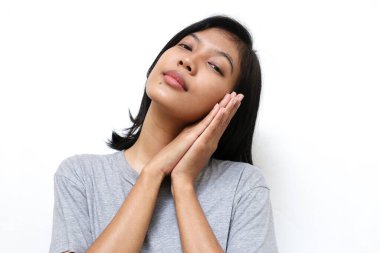 Genç Asyalı kadın ayakta ve uykusunda yorgun düşler görüyor. Uyuyormuş gibi yapan ve jest yapan kadınlar. Uykulu yorgun kadın yorgun düşüp yorgun düşüyor..