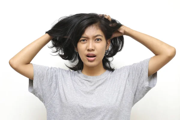 Primer Plano Retrato Asiático Joven Mujer Rascándose Cabeza Con Mano —  Fotos de Stock