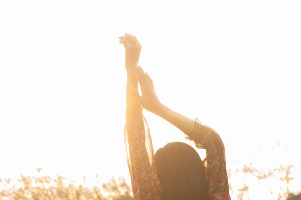 Junge Frau Entspannt Sommerlichen Sonnenuntergang Himmel Freien — Stockfoto