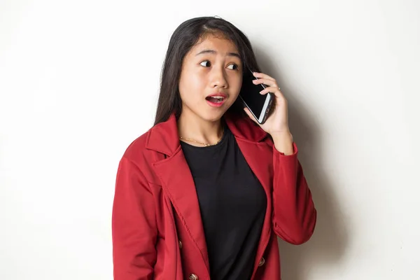 Asyalı Kadını Beyaz Arka Planda Telefonla Konuşuyor — Stok fotoğraf
