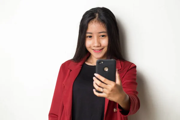 Азіатська Бізнес Леді Говорить Телефону Білому Тлі — стокове фото