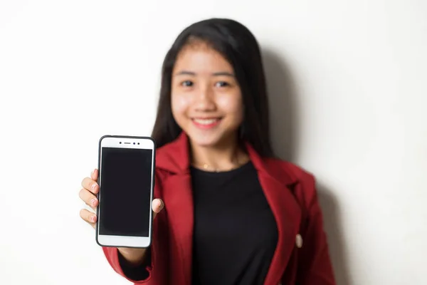 Χαρούμενη Ασιάτισσα Επιχειρηματίας Που Επιδεικνύει Κινητό Τηλέφωνο Πορτρέτο Του Χαμογελαστού — Φωτογραφία Αρχείου