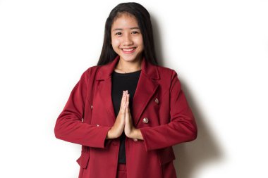 Asyalı iş kadını beyaz arka planda misafirleri hoş karşılıyor