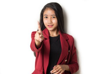 Asyalı bir kadın beyaz bir arka planda eli izole bir şekilde dur işareti yapıyor.